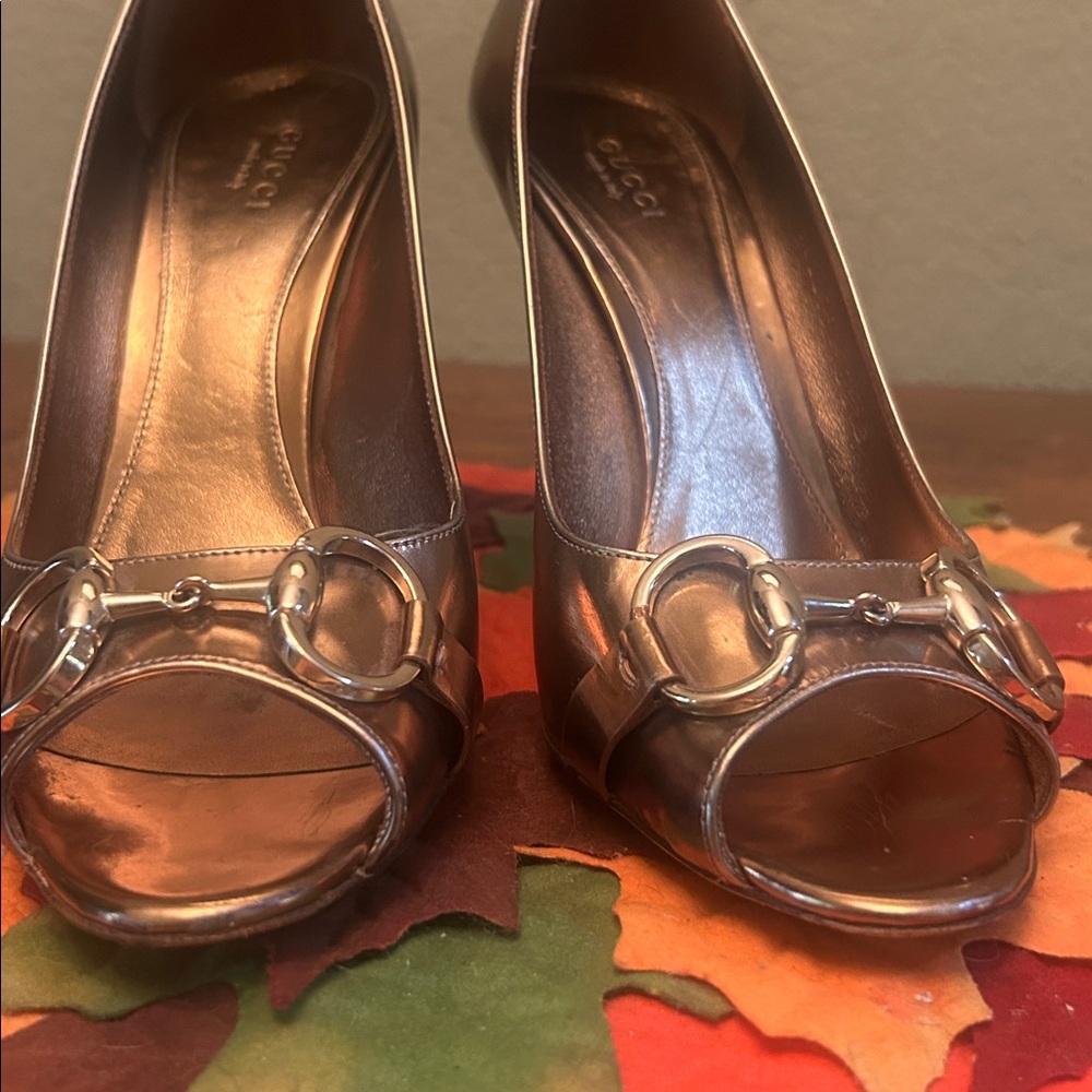 Gucci Metallic Mirror Gold Horse Bit Peep Toe Heels size 7.5 - Picture 5 of 17